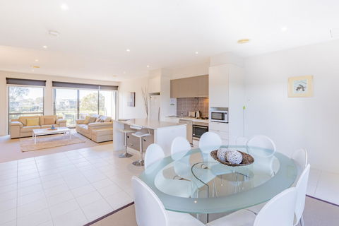 Stylish 3 Bedroom Townhouse - Free Parking - Accommodation Kalgoorlie 2