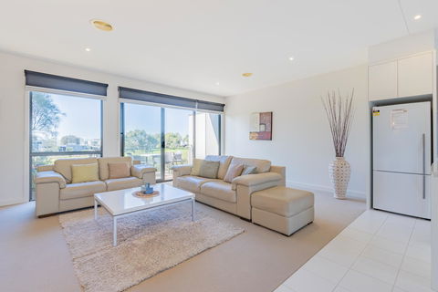 Stylish 3 Bedroom Townhouse - Free Parking - Accommodation Kalgoorlie 16