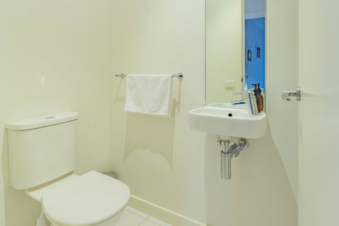 Stylish 3 Bedroom Townhouse - Free Parking - Accommodation Kalgoorlie 22