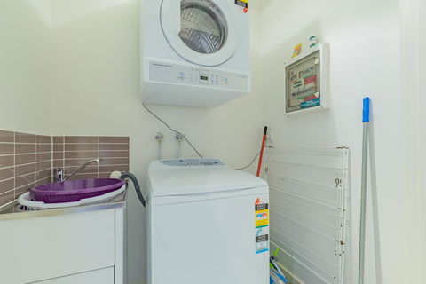 Stylish 3 Bedroom Townhouse - Free Parking - Accommodation Kalgoorlie 21