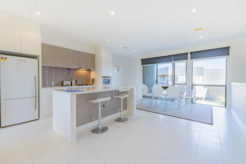 Stylish 3 Bedroom Townhouse - Free Parking - Accommodation Kalgoorlie 3