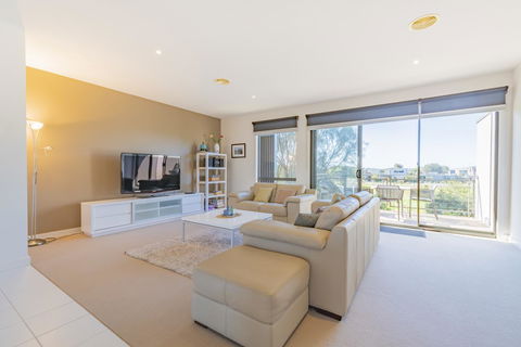 Stylish 3 Bedroom Townhouse - Free Parking - Accommodation Kalgoorlie 15