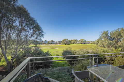 Stylish 3 Bedroom Townhouse - Free Parking - Accommodation Kalgoorlie 12