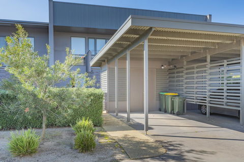 Stylish 3 Bedroom Townhouse - Free Parking - Accommodation Kalgoorlie 24
