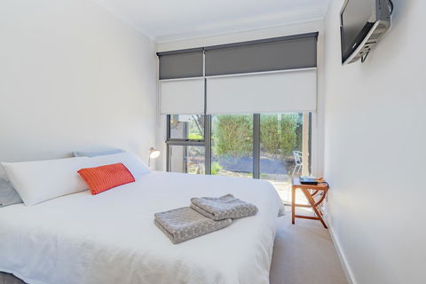 Stylish 3 Bedroom Townhouse - Free Parking - Accommodation Kalgoorlie 7