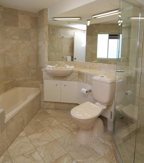 Surfers Mayfair - Accommodation Kalgoorlie 10