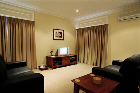Waverley House Cottages - Accommodation Kalgoorlie 1