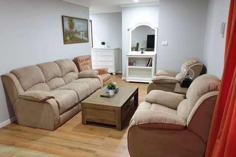 Weaver Heaven - Accommodation Kalgoorlie 0