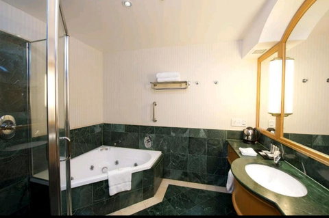 Deluxe King Room In Gold Tower - Accommodation Kalgoorlie 4