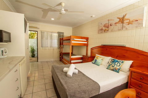 Tropical Palms Resort & 4WD Hire - Accommodation Kalgoorlie 3