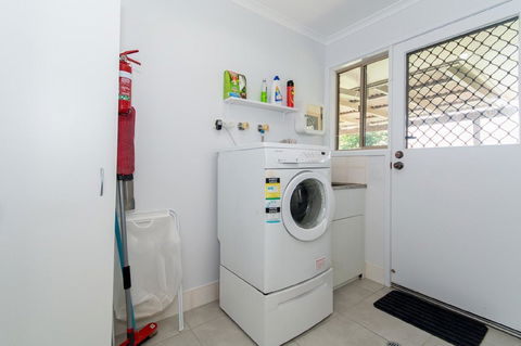 Lowset Home On The Canal - Dolphin Dr, Bongaree - Accommodation Kalgoorlie 7