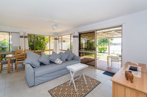 Lowset Home On The Canal - Dolphin Dr, Bongaree - Accommodation Kalgoorlie 2