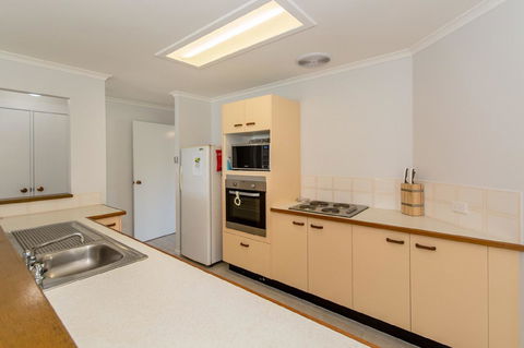 Lowset Home On The Canal - Dolphin Dr, Bongaree - Accommodation Kalgoorlie 5