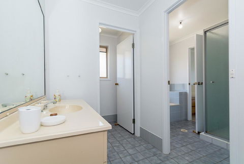 Lowset Home On The Canal - Dolphin Dr, Bongaree - Accommodation Kalgoorlie 1