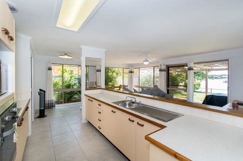 Lowset Home On The Canal - Dolphin Dr, Bongaree - Accommodation Kalgoorlie 8
