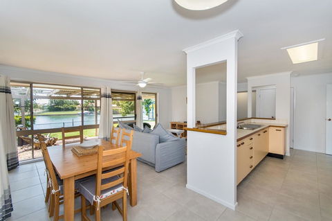 Lowset Home On The Canal - Dolphin Dr, Bongaree - Accommodation Kalgoorlie 4