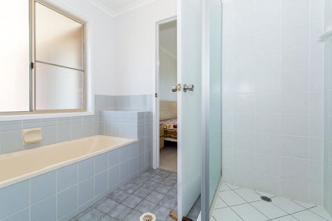 Lowset Home On The Canal - Dolphin Dr, Bongaree - Accommodation Kalgoorlie 11