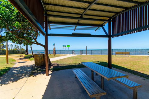 Waterviews,Pool, Wifi Its All Here !- Welsby Pde, Bongaree - Accommodation Kalgoorlie 18