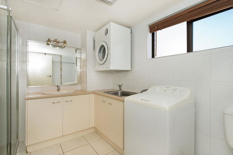 Waterviews,Pool, Wifi Its All Here !- Welsby Pde, Bongaree - Accommodation Kalgoorlie 9