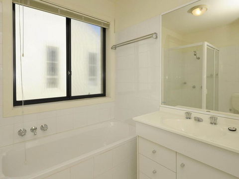 'Bagnall Views' 2/161 Government Rd - Stylish & Modern Duplex Across The Road To The Waters Edge - Accommodation Kalgoorlie 1