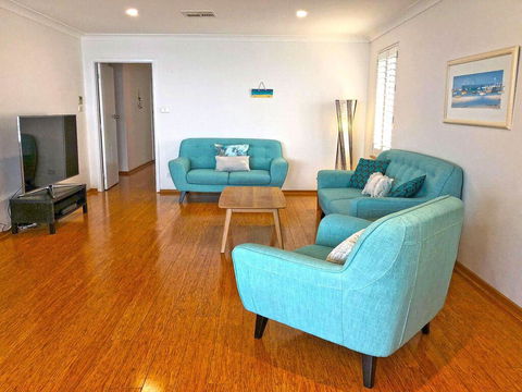 'Mooring Two Upstairs', 23 Shoal Bay Rd - Stunning Views, WIFI, Air Conditioning And Boat Parking - Accommodation Kalgoorlie 3