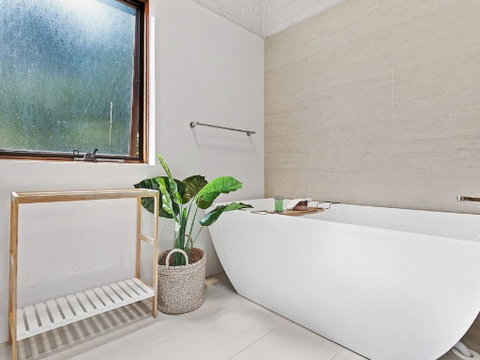 'Nunkeri', 5 Kerrie Close - Stunning House With Fabulous Views, Linen, WIFI & Air Conditioning - Accommodation Kalgoorlie 2