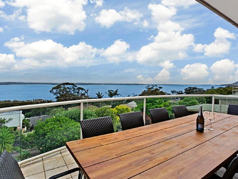 'The Bay', 25 Wallawa Rd - Huge Home With Aircon, Spectacular Views & Chromecast - Accommodation Kalgoorlie 0