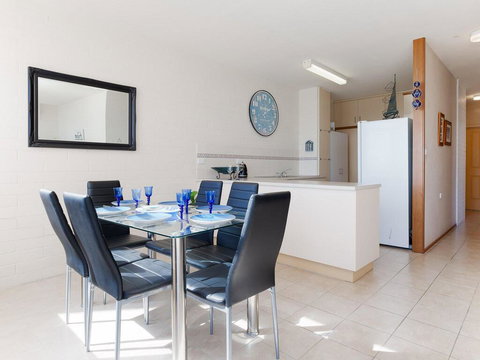 1 'Little Hut', 20 Kurrawa Close - Spectacular Water Views, NBN & Air Conditioned - Accommodation Kalgoorlie 3