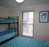 1 Naiad Court - Lowset family home with swimming pool and covered deck. Pet friendly - Accommodation Kalgoorlie