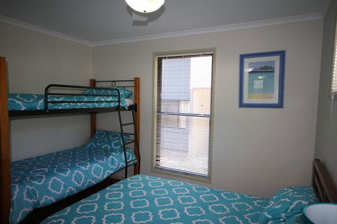 1 Naiad Court - Lowset Family Home With Swimming Pool And Covered Deck. Pet Friendly - Accommodation Kalgoorlie 0