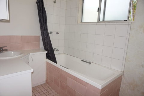 11 Bomburra Court - Rainbow Beach, Comfortable Beach House, Plenty Of Boat Parking - Accommodation Kalgoorlie 1