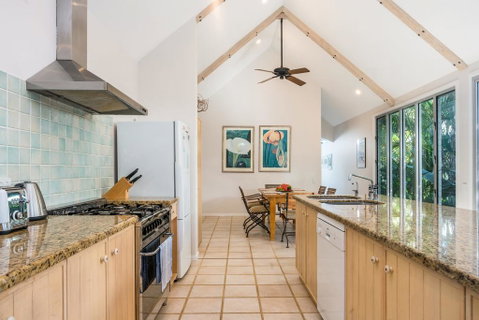 12 Childe Street, Byron Bay - Absolute Belongil Summerhouse - Accommodation Kalgoorlie 2