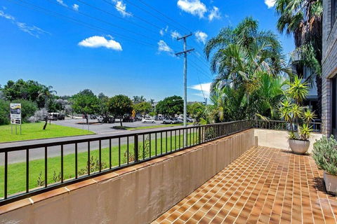 14 'THE DUNES', 38 MARINE DR - LARGE UNIT WITH POOL, TENNIS COURT AND DIRECTLY ACROSS FROM FINGAL - Accommodation Kalgoorlie 2