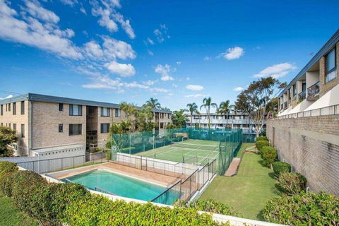 14 'THE DUNES', 38 MARINE DR - LARGE UNIT WITH POOL, TENNIS COURT AND DIRECTLY ACROSS FROM FINGAL - Accommodation Kalgoorlie 0