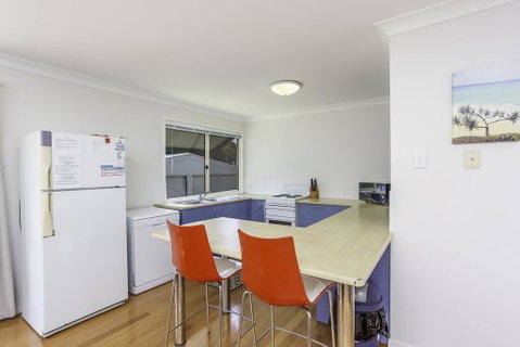 14 Zircon Street - Centrally Located Family Home With Covered Deck, Close To Patrolled Beach & Shops - Accommodation Kalgoorlie 1