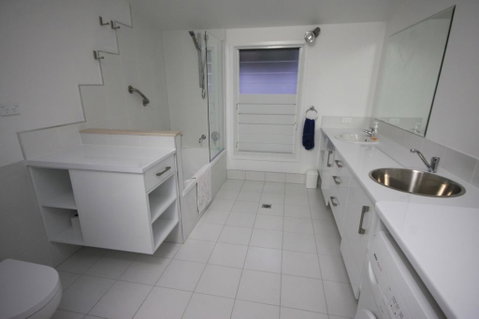15 Belle Court - Modern, Architect Designed, Open Plan Holiday Home With Outdoor Shower - Accommodation Kalgoorlie 2