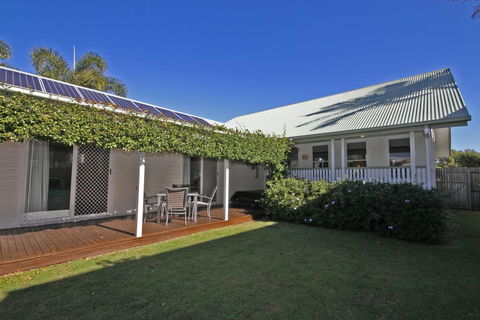16 Beachway Pde, Marcoola: Linen Incl, WiFi, Pet Friendly, A/Cond. 500 BOND - Accommodation Kalgoorlie 1