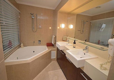 2 BDR/Apt/Foxtel/WiFi/Pool/parking/Spa/Hervey Bay - Accommodation Kalgoorlie 2