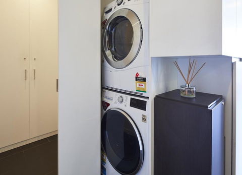 2 Bdrm 2 Bthrm Apt With Balcony Views Pool And Gym - Accommodation Kalgoorlie 3