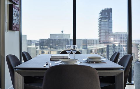 2 Bdrm 2 Bthrm Apt With Balcony Views Pool And Gym - Accommodation Kalgoorlie 1