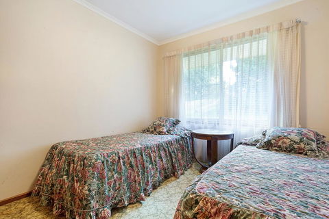 2 Water Crescent - Retro Haven - Accommodation Kalgoorlie 1