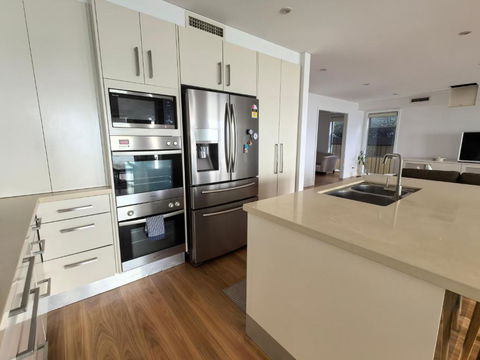 Beachfront Bliss 4BR Villa Direct Beach Access - Accommodation Kalgoorlie 3
