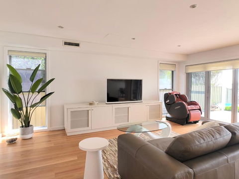 Beachfront Bliss 4BR Villa Direct Beach Access - Accommodation Kalgoorlie 0