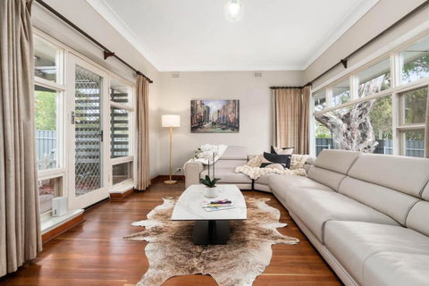 Bellevue Heights HolidayHome - Flinders Uni & Med - Accommodation Kalgoorlie 0