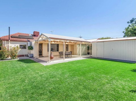 Birkinshaw Villa ( 3 Bedroom With Parkings ) - Accommodation Kalgoorlie 1