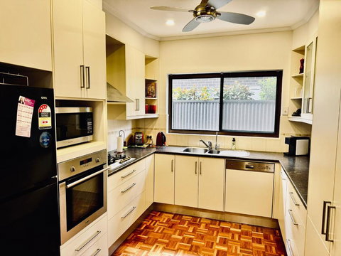 Birkinshaw Villa ( 3 Bedroom With Parkings ) - Accommodation Kalgoorlie 2