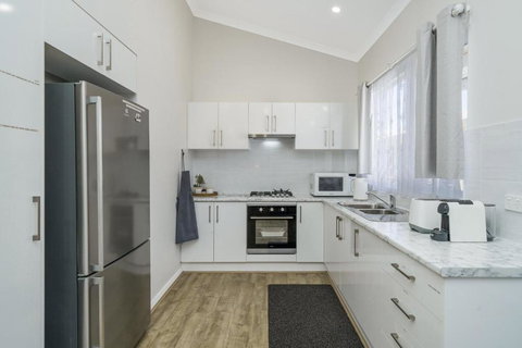 Bright And Spacious 2-Bed Thornlie Family Home - Accommodation Kalgoorlie 2