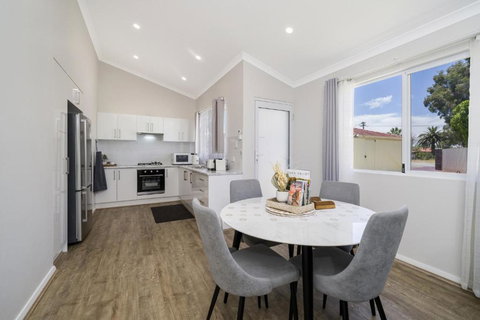 Bright And Spacious 2-Bed Thornlie Family Home - Accommodation Kalgoorlie 3