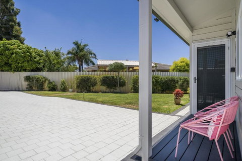 Bright And Spacious 2-Bed Thornlie Family Home - Accommodation Kalgoorlie 4