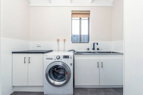 Delightful Getaway Steps From Attractions & Amenities - Accommodation Kalgoorlie 1